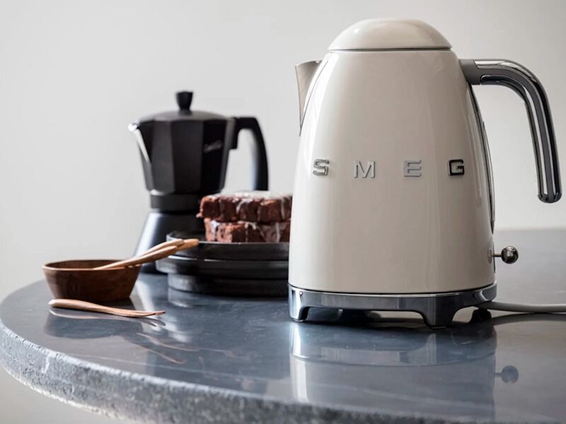 Стальная фурнитура в чайниках SMEG Стальная фурнитура в электрочайниках SMEG