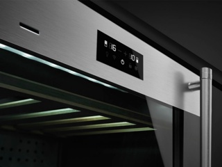 Винный шкаф шумит во время работы. Проблема решена