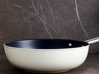 Что делать, если повредилось антипригарное покрытие сковороды