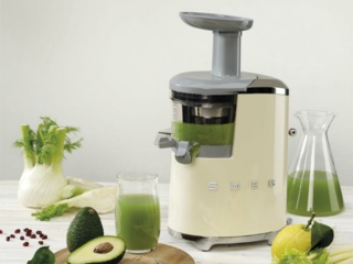 Конусная насадка и сетчатый фильтр из нержавеющей стали в соковыжималках Смег